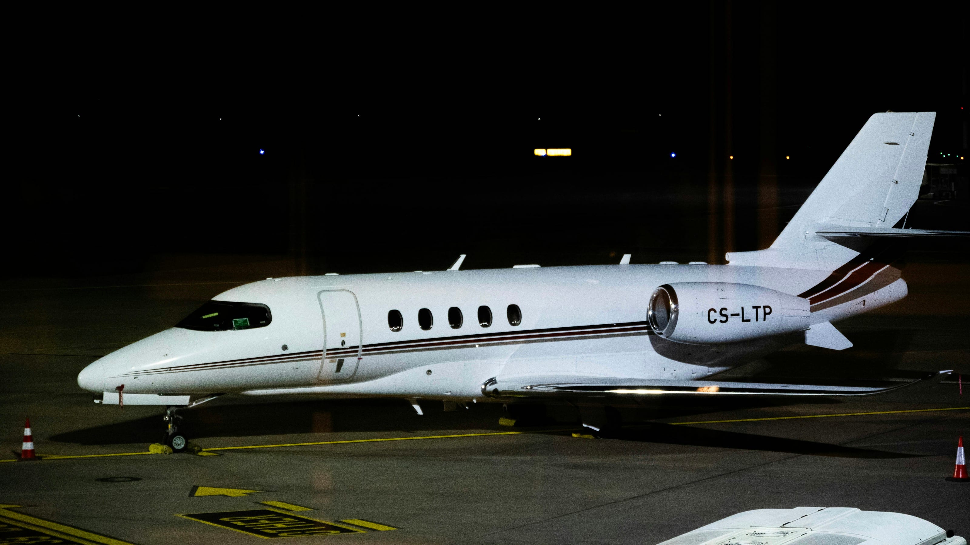 Jet ejecutivo en plataforma durante la noche