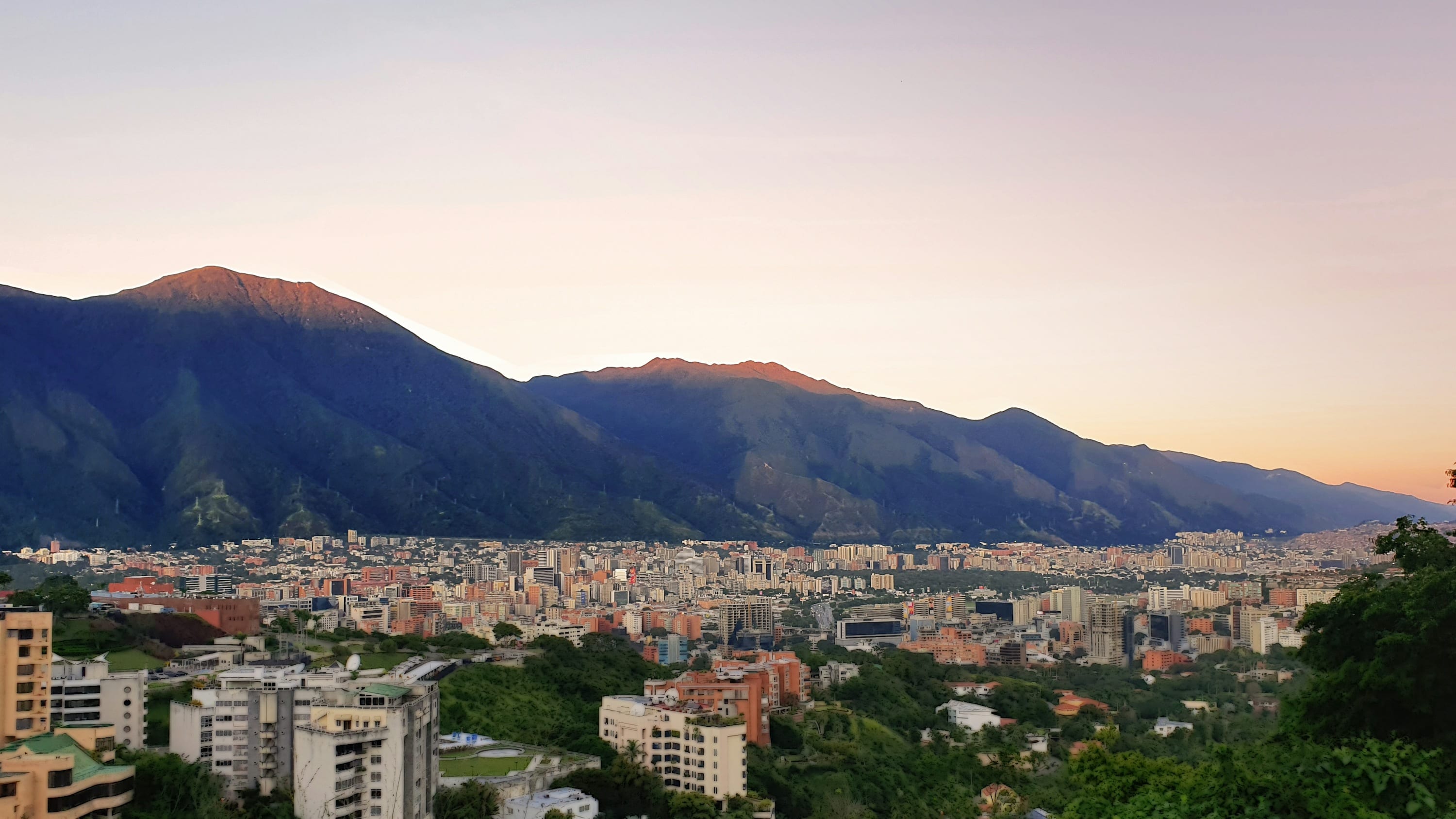 Caracas al atardecer con el cerro El Ávila al fondo