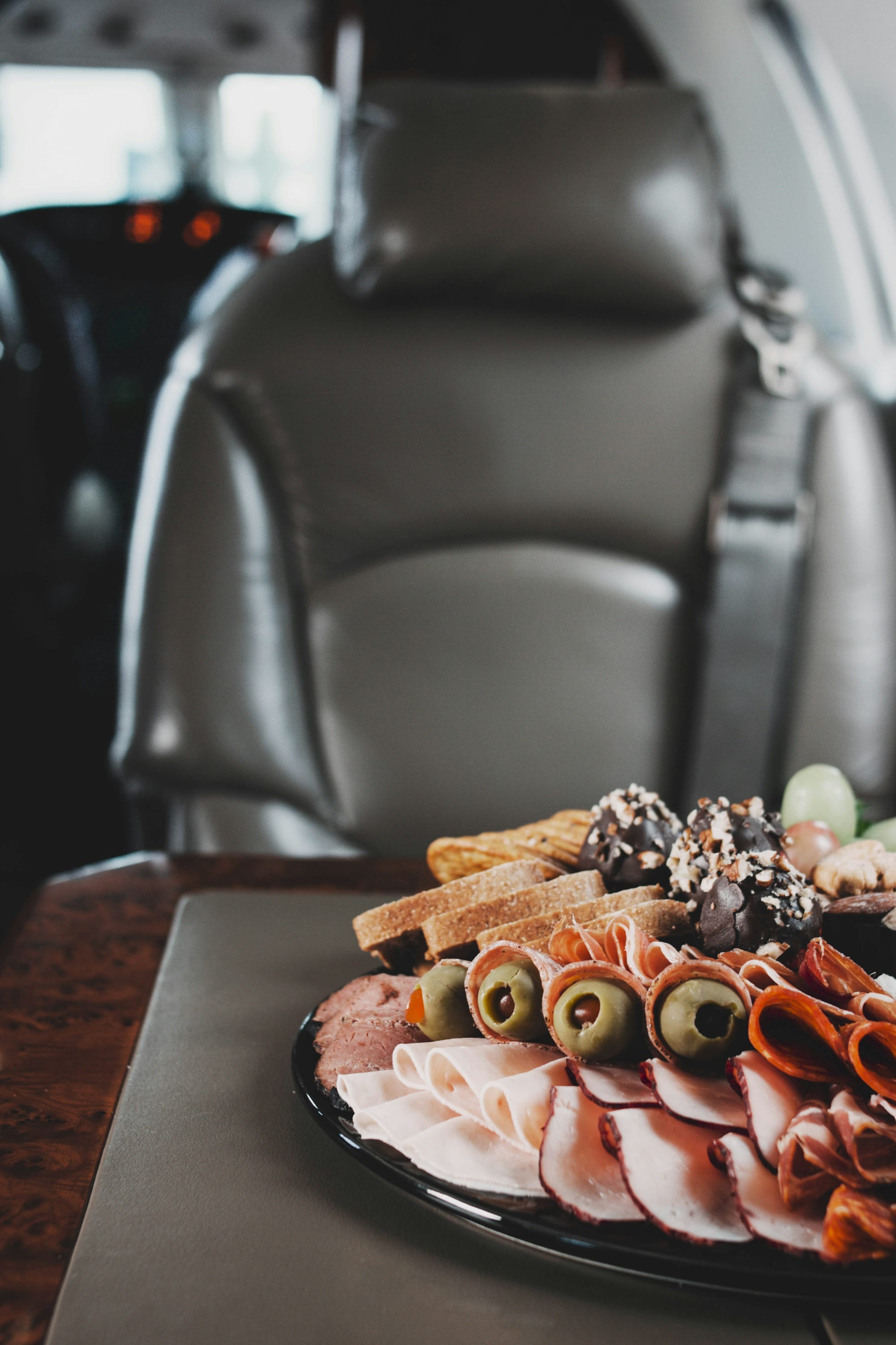 Bandeja de catering a bordo de un jet ejecutivo